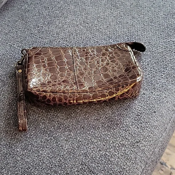 Handbags - Picture 3 of 8